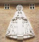 Notre Dame statue