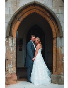 9935-bride-groom-church-door