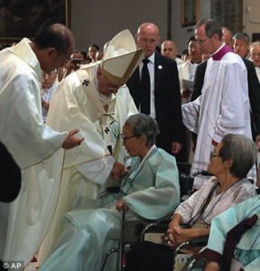 Pope Greets Comfort Women