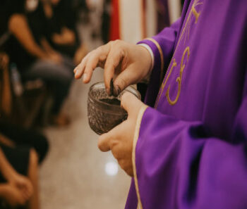 Pope Francis distributes the ashes